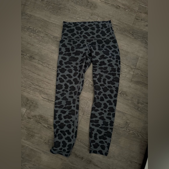 Lululemon tights size 4 - Picture 2 of 2